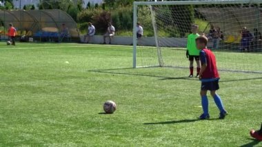 Kyiv, Ukrayna - Temmuz 2022: Çocuk futbol şampiyonası. Çocuk futbol bölümü. Çocuklar futbol oynuyor. Çocuk futbol takımı eğitimi..