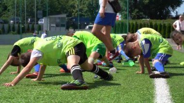 Kyiv, Ukrayna - Temmuz 2022: Çocuk futbol şampiyonası. Çocuk futbol bölümü. Çocuklar futbol oynuyor. Çocuk futbol takımı eğitimi..