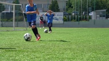 Kyiv, Ukrayna - Temmuz 2022: Çocuk futbol şampiyonası. Çocuk futbol bölümü. Çocuklar futbol oynuyor. Çocuk futbol takımı eğitimi..