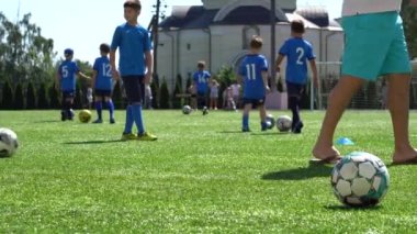 Kyiv, Ukrayna - Temmuz 2022: Çocuk futbol şampiyonası. Çocuk futbol bölümü. Çocuklar futbol oynuyor. Çocuk futbol takımı eğitimi..