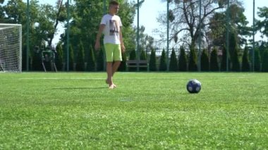 Kyiv, Ukrayna - Temmuz 2022: Çocuk futbol şampiyonası. Çocuk futbol bölümü. Çocuklar futbol oynuyor. Çocuk futbol takımı eğitimi..
