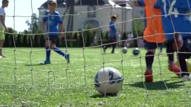 Kyiv, Ukrayna - Temmuz 2022: Çocuk futbol şampiyonası. Çocuk futbol bölümü. Çocuklar futbol oynuyor. Çocuk futbol takımı eğitimi..