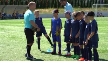 Kyiv, Ukrayna - Temmuz 2022: Çocuk futbol şampiyonası. Çocuk futbol bölümü. Çocuklar futbol oynuyor. Çocuk futbol takımı eğitimi..