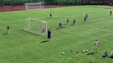 Kyiv, Ukrayna - Temmuz 2022: Çocuk futbol şampiyonası. Çocuk futbol bölümü. Çocuklar futbol oynuyor. Çocuk futbol takımı eğitimi..