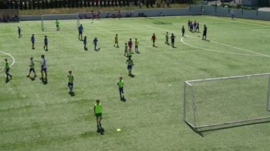 Kyiv, Ukrayna - Temmuz 2022: Çocuk futbol şampiyonası. Çocuk futbol bölümü. Çocuklar futbol oynuyor. Çocuk futbol takımı eğitimi..