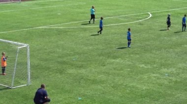 Kyiv, Ukrayna - Temmuz 2022: Çocuk futbol şampiyonası. Çocuk futbol bölümü. Çocuklar futbol oynuyor. Çocuk futbol takımı eğitimi..