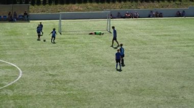 Kyiv, Ukrayna - Temmuz 2022: Çocuk futbol şampiyonası. Çocuk futbol bölümü. Çocuklar futbol oynuyor. Çocuk futbol takımı eğitimi..