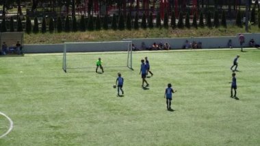 Kyiv, Ukrayna - Temmuz 2022: Çocuk futbol şampiyonası. Çocuk futbol bölümü. Çocuklar futbol oynuyor. Çocuk futbol takımı eğitimi..
