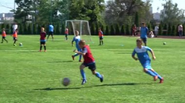 Kyiv, Ukrayna - Temmuz 2022: Çocuk futbol şampiyonası. Çocuk futbol bölümü. Çocuklar futbol oynuyor. Çocuk futbol takımı eğitimi..
