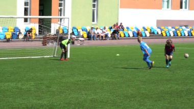 Kyiv, Ukrayna - Temmuz 2022: Çocuk futbol şampiyonası. Çocuk futbol bölümü. Çocuklar futbol oynuyor. Çocuk futbol takımı eğitimi..