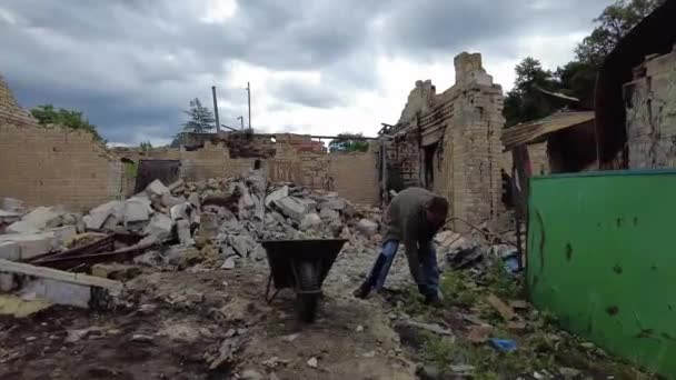 Gorenka Kyiv Region Ukraine July 2022 Local Residents Clearing Rubble — Vídeo de Stock