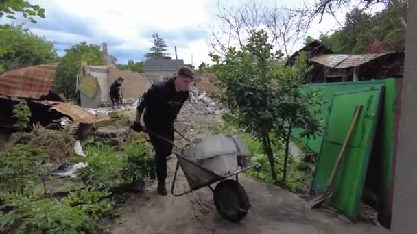 Gorenka Kyiv Region Ukraine July 2022 Local Residents Clearing Rubble — Stockvideo