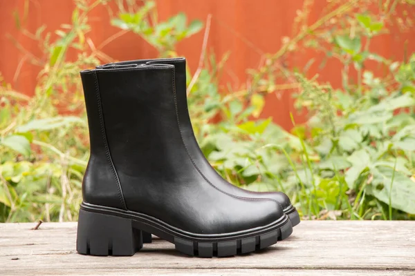 Bottes Noires Hautes Pour Femmes Avec Semelles Épaisses Tiennent Sur — Photo