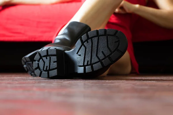 Menina Botas Pretas Chão Velho Sujo Casa Sapatos Femininos Pés — Fotografia de Stock