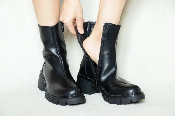 Fille Bottes Noires Hautes Sur Fond Blanc Chaussures Pour Femmes — Photo