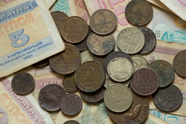 Ukrayna devlet kuponunun parasal birimi ve SSCB sikkeleri masanın üzerinde, eski Sovyet parası, bozuk paralar ve kuponlar, finans