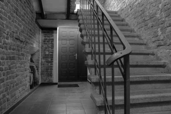 ウクライナの最上階への階段のある複数階建ての建物の入り口のドア古い家の入り口のドア — ストック写真