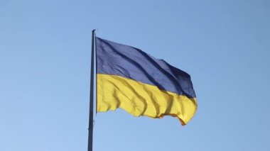 Ukrayna 'nın sarı-mavi bayrağı Ukrayna' nın Dnipro kentlerinde rüzgarda mavi bir gökyüzüne karşı