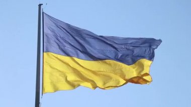 Ukrayna 'nın sarı-mavi bayrağı Ukrayna' nın Dnipro kentlerinde rüzgarda mavi bir gökyüzüne karşı