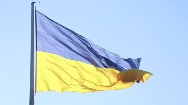 Ukrayna 'nın sarı-mavi bayrağı Ukrayna' nın Dnipro kentlerinde rüzgarda mavi bir gökyüzüne karşı