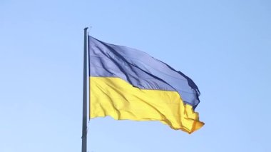 Ukrayna 'nın sarı-mavi bayrağı Ukrayna' nın Dnipro kentlerinde rüzgarda mavi bir gökyüzüne karşı