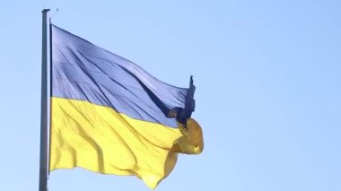 Ukrayna 'nın sarı-mavi bayrağı Ukrayna' nın Dnipro kentlerinde rüzgarda mavi bir gökyüzüne karşı