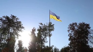 Ukrayna 'nın sarı-mavi bayrağı Ukrayna' nın Dnipro kentlerinde rüzgarda mavi bir gökyüzüne karşı