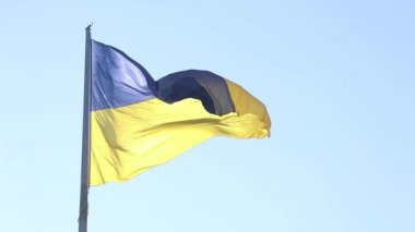 Ukrayna 'nın sarı-mavi bayrağı Ukrayna' nın Dnipro kentlerinde rüzgarda mavi bir gökyüzüne karşı
