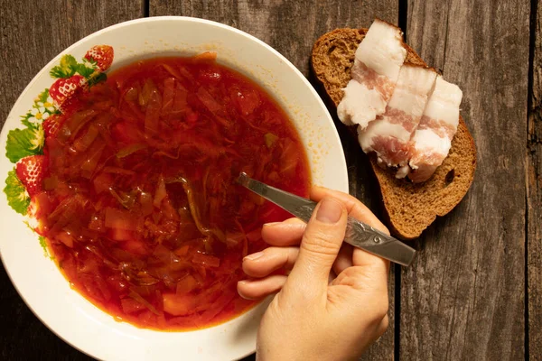 Piring Dengan Borscht Tradisional Ukraina Dan Sepotong Roti Dengan Bacon — Stok Foto