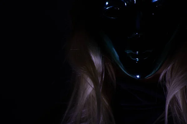 Rosto Uma Menina Uma Máscara Carnaval Escuro Homem Com Uma — Fotografia de Stock