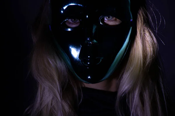 Ansikte Flicka Karneval Mask Mörkret Man Mask Karneval Mask — Stockfoto