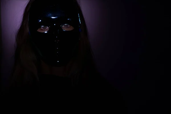 Twarz Dziewczyny Masce Karnawałowej Ciemności Mężczyzna Masce Maska Karnawałowa — Zdjęcie stockowe
