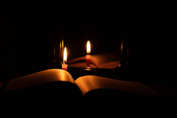 Libro Biblia Una Vela Encendida Cerca Del Espejo Oscuridad Taburete —  Fotos de Stock