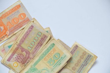 Ukrayna devletinin parasal birimi Karbovanets farklı namenals bir arka plan olarak masanın üzerinde yatıyor, Ukrayna parası, Ukrayna parası