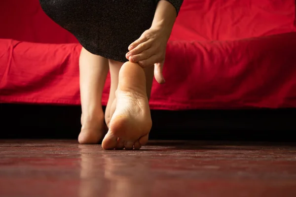Füße Ohne Schuhe Auf Dem Alten Schmutzigen Holzboden Des Hauses — Stockfoto