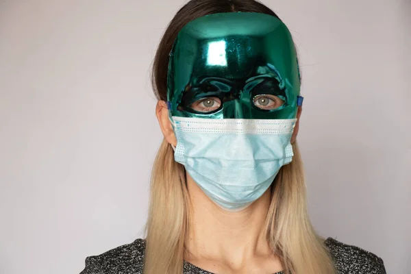 Giovane Ragazza Una Maschera Plastica Blu Con Una Maschera Medica — Foto Stock