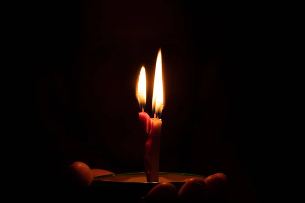 Θηλυκό Χέρι Κρατώντας Ένα Αναμμένο Κερί Στο Σκοτάδι Φλόγα Κερί — Φωτογραφία Αρχείου