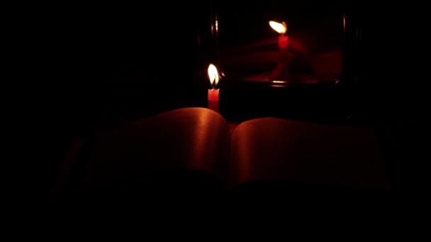 Біблійна Книга Палаюча Свічка Біля Дзеркала Темряві Табуреті Молитва Релігія — стокове відео
