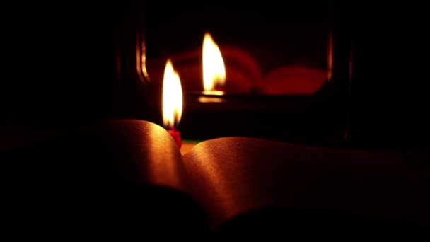 Libro Biblia Una Vela Encendida Cerca Del Espejo Oscuridad Taburete — Vídeos de Stock