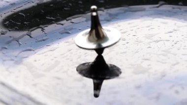 Çinko jiroskop izole cam arka planda dönüyor, meditasyon videosu