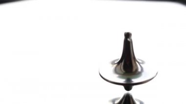Çinko jiroskop izole cam arka planda dönüyor, meditasyon videosu