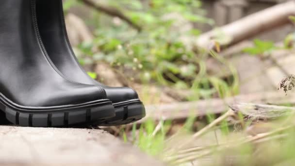Schwarze Schenkelhohe Stiefel Für Frauen Mit Dicken Sohlen Stehen Auf — Stockvideo