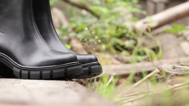 Μαύρες Μπότες Ψηλό Μηρό Για Τις Γυναίκες Παχιές Σόλες Σταθεί — Αρχείο Βίντεο