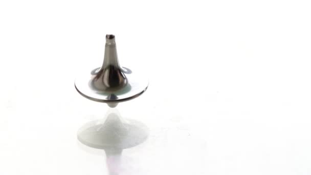 Zinkový Gyroskop Rotující Izolovaném Skle Pozadí Video Pro Meditaci — Stock video