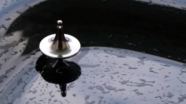 Zinkgyroskop Spinning Isolerat Glas Bakgrund Video För Meditation — Stockvideo