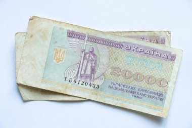 20.000 değerinde Ukrayna kuponları - 1996 'da bağımsız Ukrayna' nın ilk parası, Ukrayna devletinin parasal birimi, beyaz arka planda Ukrayna 'nın eski parası
