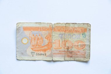 Ukrayna kuponları 100 'lük banknotlar halinde - 1992' de bağımsız Ukrayna 'nın ilk parası, Ukrayna devletinin parasal birimi, beyaz arka planda eski Ukrayna parası