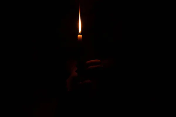 Flamme Bougie Dans Les Mains Une Fille Dans Obscurité Feu — Photo