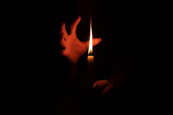 Flamme Bougie Dans Les Mains Une Fille Dans Obscurité Feu — Photo