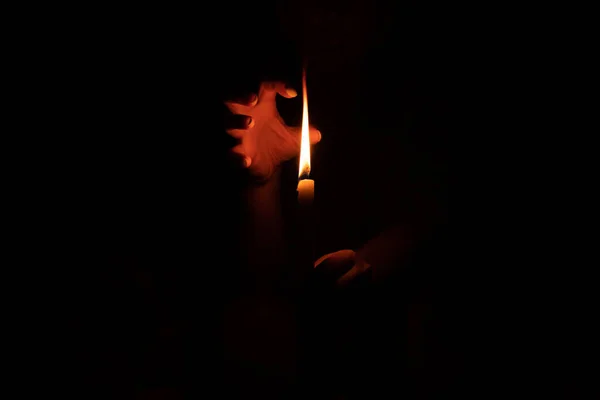 Φλόγα Κεριού Στα Χέρια Ενός Κοριτσιού Στο Σκοτάδι Φωτιά Κεριών — Φωτογραφία Αρχείου
